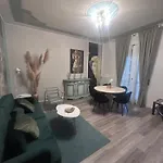 Aurora Flowers - Two And Free Parking Near Center And Train Station *